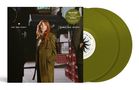 "Day and Night" und "Carly Rae Jepsen" stehen in weißem Text. Zwei olivgrüne Schallplatten sind sichtbar. Eine Frau in einem Mantel., 2 LPs