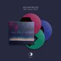"Solar Fields: Red / Green / Blue." Drei bunte CDs, ein modernes Design auf dunklem Hintergrund. Logo unten., 3 CDs