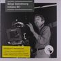 "Serge Gainsbourg Initiales BO. Edition 30ème Anniversaire: 5 vinyles, inédites, photos rares. Schwarz-weiß-Foto von einem Mann an einer Kamera.", 5 LPs
