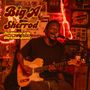 "Big A Sherrod: Torchbearer of the Clarksdale Sound." Mann spielt Gitarre singend, bunte Karaoke-Bar-Atmosphäre., CD