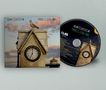 "Alan Clatson: There's Still Time" steht auf einem CD-Cover mit Uhrturm und Möwe. Die CD zeigt dasselbe Motiv., CD