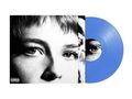 Schwarz-weiße Nahaufnahme eines Gesichts mit blauen Schallplatte, Text: "Parental Advisory Explicit Content."
