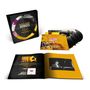 "Michael Garrick Voyages" Collection: Box, Schallplatten, Buch mit gelb-schwarzem Cover, Foto eines Pianisten.