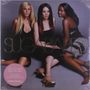 "Sugababes Taller in More Ways" steht in großen Buchstaben. Drei Frauen sitzen elegant in schwarzen Kleidern.
