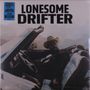 "LONESOME DRIFTER" ist groß geschrieben. Ein Mann mit Cowboyhut sitzt in einem Auto und hält eine Gitarre.