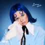 "Born Blue" in eleganter Schrift oben rechts. Frau mit blauem Haar und weißem Hasen vor blauem Hintergrund., CD