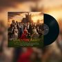 Texte: "Downton Abbey", "The Grand Finale", "Original Motion Picture Soundtrack", "Music by John Lunn". 

Eine Gruppe elegant gekleideter Menschen vor einem großen Schloss bei Sonnenuntergang; ein Hund sitzt im Vordergrund., LP
