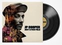 "JP Cooper Just A Few Folk" steht in schwarzem Text auf einem Albumcover. Links ein Porträt, rechts eine schwarze Schallplatte., LP
