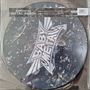 Text: "BABYMETAL METAL FORTH", Plattenlabel-Aufdruck und Design mit bruchstückhaften, schimmernden Mustern., LP