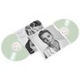 Zwei grüne Schallplatten mit Cover zeigen eine Person in Nahaufnahme, schwarz-weiß. Texte: Songtitel, Künstlername., LP