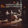 Der Text "NATHAN EVANS AND THE SAINT PHNX BAND" ist zentriert. Drei Männer sitzen in einer Bar mit Instrumenten., CD