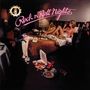 "Rock n' Roll Nights" in rosa Schrift. Eine Frau sitzt auf einem unordentlichen Bett, umgeben von Kleidung und Essen., CD