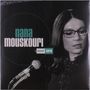 Text: "nana mouskouri", "master serie". Links Mikrofon, rechts Frau mit Brille im Halbdunkel. Retro-Stil., LP