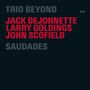 "Trio Beyond, Jack DeJohnette, Larry Goldings, John Scofield, Saudades." Schlichtes Design mit rotem und grauem Text., 2 CDs