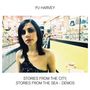 Eine Frau mit schwarzem Haar steht in einem hell beleuchteten Geschäft. Texte: "PJ HARVEY" und "STORIES FROM THE CITY, STORIES FROM THE SEA - DEMOS".