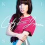 Text: "Carly Rae Jepsen". Eine Frau in rotem Oberteil blickt nach vorne, vor einem hellblauen Hintergrund.