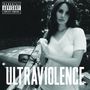 "Parental Advisory Explicit Content" oben links; "Ultraviolence" unten; Frau in weißem T-Shirt steht neben einem Auto.
