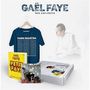 "GAËL FAYE BOX EXCLUSIVE". Ein T-Shirt, ein gelbes Buch "PETIT PAYS", eine CD, eine weiße Box, und eine sitzende Person., 1 CD, 1 Buch und 1 T-Shirt