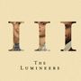 "The Lumineers" steht unter großen römischen Ziffern III, die Fotos von Gesichtern als Hintergrund haben.