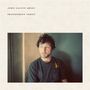 "JOHN CALVIN ABNEY", "TRANSPARENT TOWNS". Ein Mann sitzt nachdenklich an einem Fenster, trägt ein dunkles T-Shirt., LP
