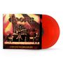 "The Doors" und "UNBOUND AND DANGEROUS" in goldener Schrift. Eine Bühne mit Musikern, rote Vinyl-Schallplatten., 2 LPs