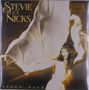 Text: "Stevie Nicks Stand Back". Eine Frau wirbelt in einem fließenden weißen Kleid., 2 LPs