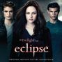 "The Twilight Saga: Eclipse", drei Personen stehen nebeneinander, in ernster Stimmung. Darunter steht "Original Motion Picture Soundtrack".