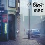 "The Beat at the BBC." Eine neblige Straßenszene mit alten Gebäuden und Autos, eine Person läuft auf dem Bürgersteig., CD