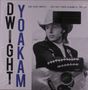 Texte: "DWIGHT YOAKAM", "AND THEN I WROTE... THE FIRST THREE ALBUMS OF THE '90s". Schwarz-weißes Foto eines Mannes mit Gitarre und Cowboyhut., 4 LPs