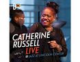„Catherine Russell Live @ Jazz at Lincoln Center“. Eine Frau singt lächelnd mit Mikrofon, ein Musiker im Hintergrund., CD