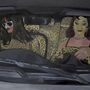 Eine Illustration zeigt zwei Frauen in einem Auto mit Leopardenmuster, eine trägt Sonnenbrille, die andere hat rot lackierte Nägel., LP