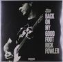 "BACK ON MY GOOD FOOT RICK FOWLER" steht rechts. Ein Mann spielt Gitarre in Schwarz-Weiß, trägt Hut und T-Shirt., 2 LPs