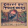 "Drive-By Truckers" und "A Blessing and a Curse" sind in verschnörkelter Schrift über einem phantasievollen Torbogen., LP