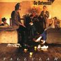 "Go-Betweens" oben, "TALLULAH" unten. Personen in einem Raum, sitzen und stehen mit Instrumenten umgeben von Alltagsgegenständen., CD