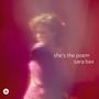 Text: „she’s the poem sara bax“. Verschwommene Figur in pinkem und rotem Licht. , CD