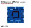 „Bill Laurance & Michael League, Close to Home.“ Abstrakte Illustration mit blauen und schwarzen quadratischen Formen., CD