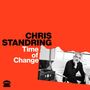 „CHRIS STANDRING Time of Change“; rechts sitzt ein Mann nachdenklich auf einem Stuhl, eingerahmt von einem weißen Rand., CD