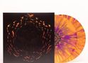 Zwei bunte Schallplatten mit orange-violettem Muster neben einem dunklen Cover mit abstraktem geometrischen Design., 2 LPs
