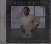 Text: "SMOKEY ROBINSON" oben, "WHAT THE WORLD NEEDS NOW" unten. Ein Mann in weißem Pullover lehnt sich lächelnd an., CD