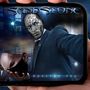"Sandstone" und "Epsilon Sky" erscheinen. Ein Mann im Anzug mit metallischem Gesicht hält eine Maske in der Hand., CD