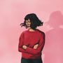Keine Texte vorhanden. Eine Illustration zeigt eine Person mit Brille und rotem Pulli vor rosa Hintergrund., LP