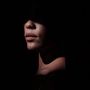 Der untere Teil eines Gesichts im Schatten, mit betonten Lippen und einem markanten Muttermal., LP