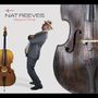 „Nat Reeves Now In Time“ steht in moderner Schrift. Ein Mann lehnt zurück, umgeben von großen Streichinstrumenten., CD