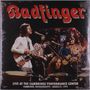 "Badfinger" steht oben in roter Schrift. Darunter: "Live at The Cambridge Performance Center, 31. März 1974." Vier Musiker mit Instrumenten., 2 LPs