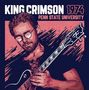 "King Crimson 1974 Penn State University." Illustration eines Mannes mit Gitarre, ernster Ausdruck., CD