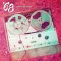 Text: "'68 IN HUMOR AND SADNESS". Eine Bandmaschine mit zwei Spulen, auf einem unebenen Boden liegend. Retro-Design., LP