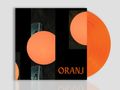 Text "ORANJ". Schwarze, vertikale Balken auf dunklem Hintergrund, orange Kreise, orangefarbene Schallplatte., LP