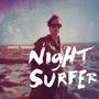 Texte: "Chuck Prophet", "Night Surfer". Eine Person mit Sonnenbrille steht vor einer Landschaft mit blauem Himmel.