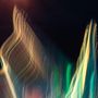 Leuchtende, wellenartige Linien in verschiedenen Farben auf dunklem Hintergrund, erzeugen ein abstraktes und fließendes Muster., LP
