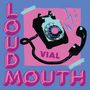 „LOUD MOUTH“ mit „VIAL“ und altem Wählscheibentelefon auf pinkem Hintergrund, blau und lila Farbschema.